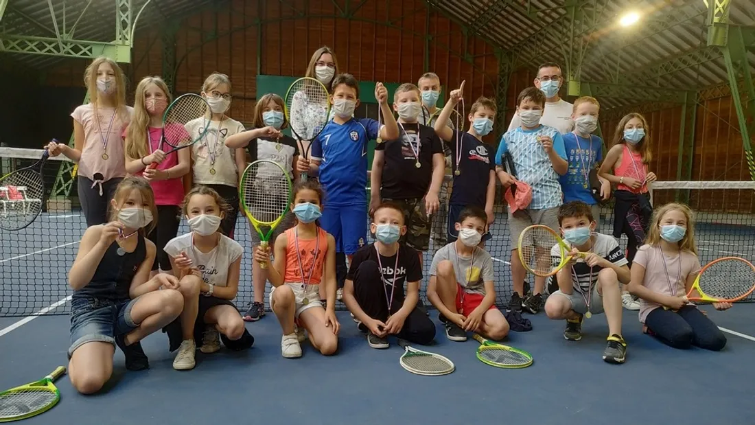 Initiation tennis club renazéen école Ernest Guillard médailles_01 06 21_CJ